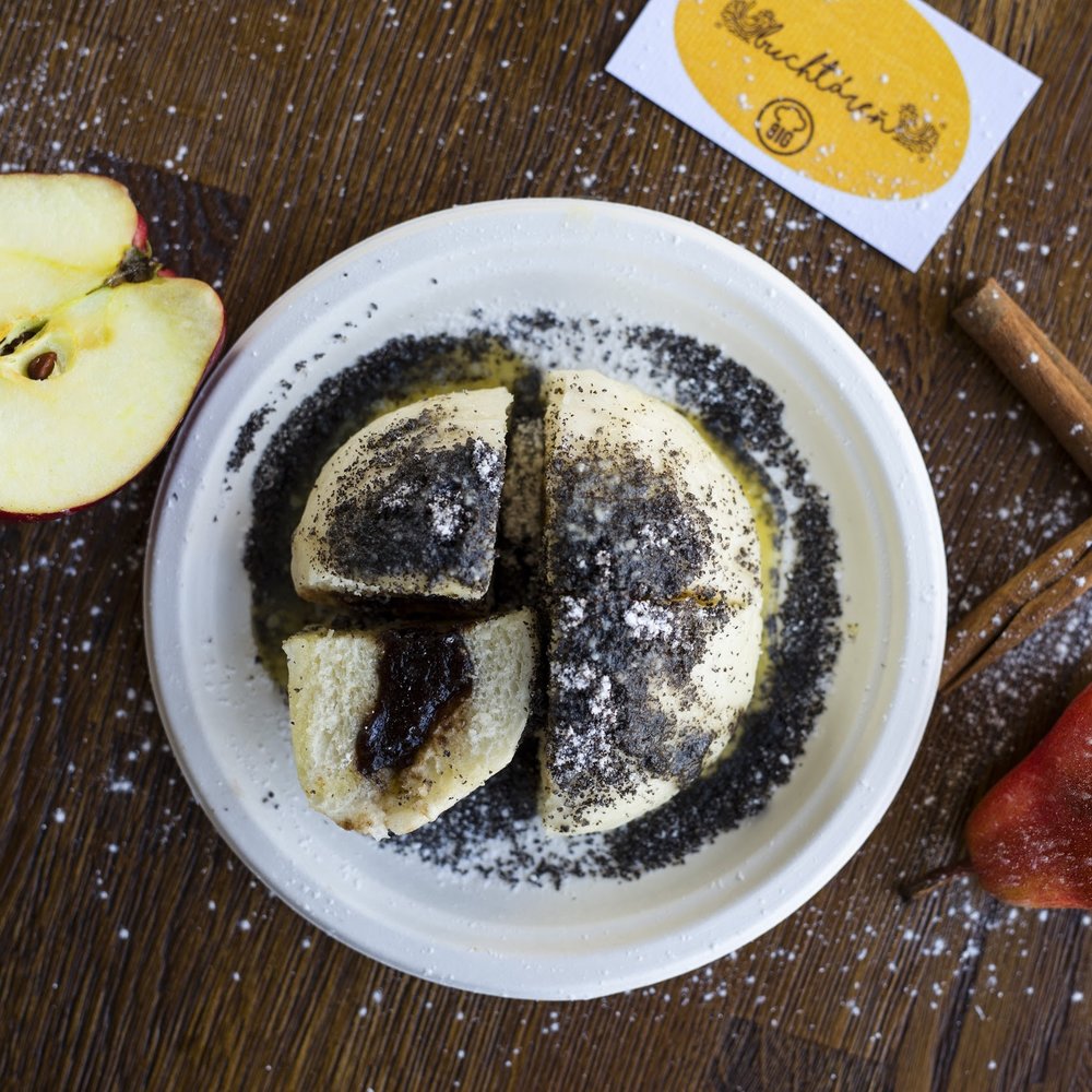 Buchtáreň, je prvý streetfood s tradičnými parenými buchtami. Parené buchty máme klasiky ako so slivkovým lekvárom alebo jahodou, ale aj zaujímavé ako napríklad s nutelou alebo mletým mäsom. K sladkým buchtám ponúkame množstvo rôznych posýpok a roztopené maslo a na slané máme s restovanou slaninkou a s cibuľkou. To treba ochutnať ;) Taktiež k buchtám ponúkame kvalitné slovenské mlieko a kakao. Ako jediný, minimálne na Slovensku, robíme parené buchty aj na slano, s mletým mäsom, restovanou slaninkou a skaramelizovanou cibuľkou. Ako prílohu dávame kyslú kapustu alebo smotanu a na drobno nakrájanú jarnú cibuľku. Ide o kvalitný, ručne robený výrobok zo Slovenska. www.buchtaren.sk